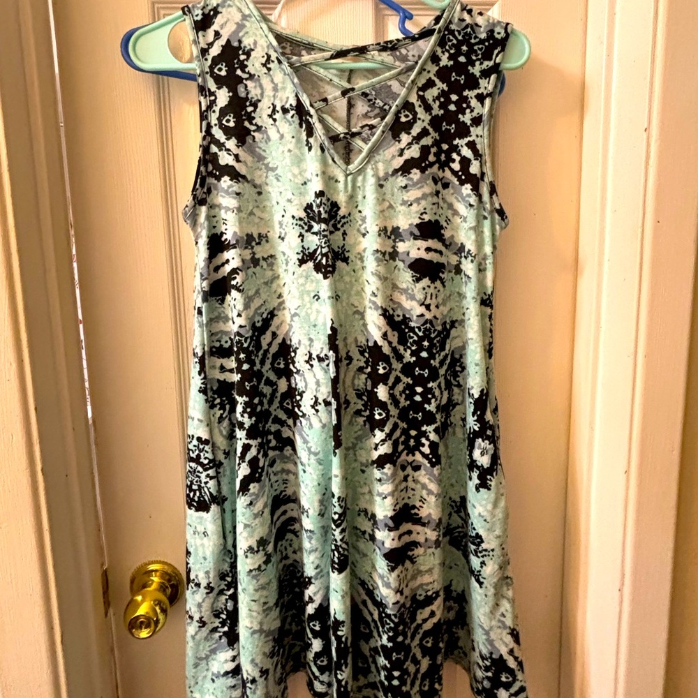 Criss cross sleeveless abstract print dress